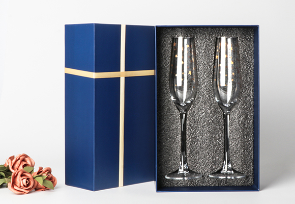 Exquisite two-piece set of glass champagne glasses